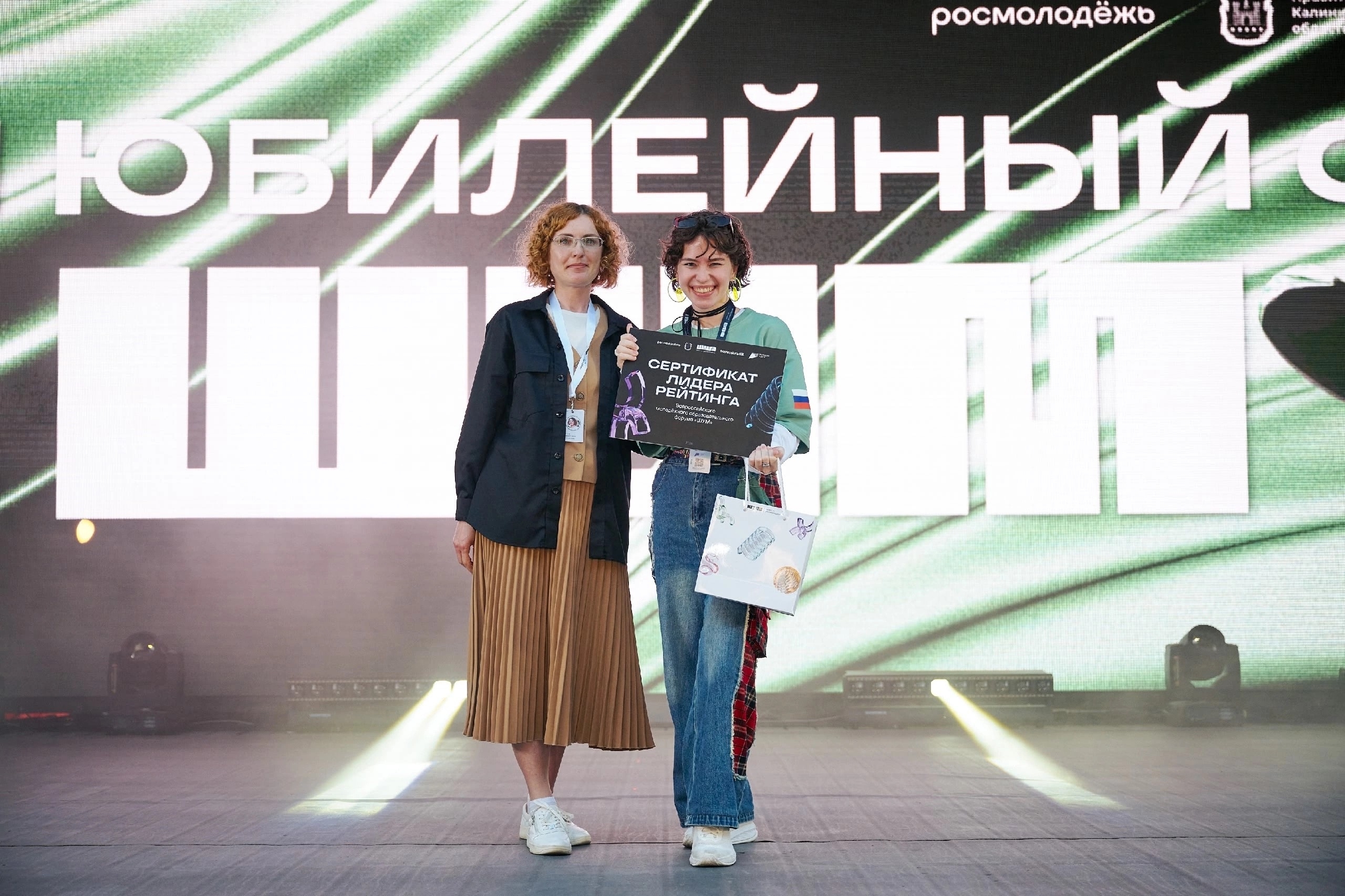 ФОТО к новости: Три голоса, одна волна: как студентки НГПУ покорили «ШУМ»