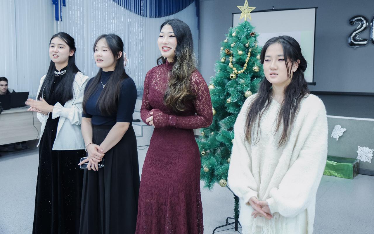 ФОТО к новости: Новый год без границ: как иностранные студенты ИФиМ НГПУ знакомились с русскими традициями