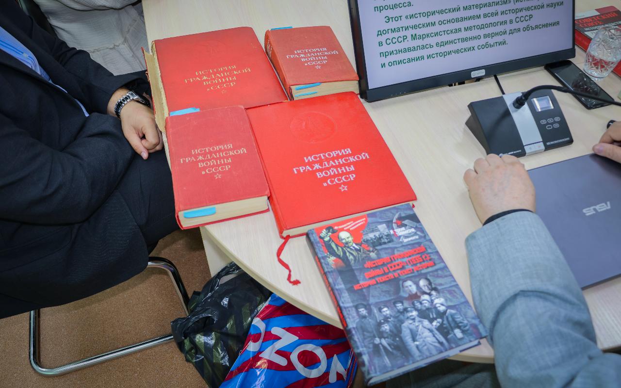 ФОТО к новости: История как основа гражданского самосознания: в НГПУ прошла встреча с протоиереем Борисом Пивоваровым в рамках проекта «Разговоры о важном»