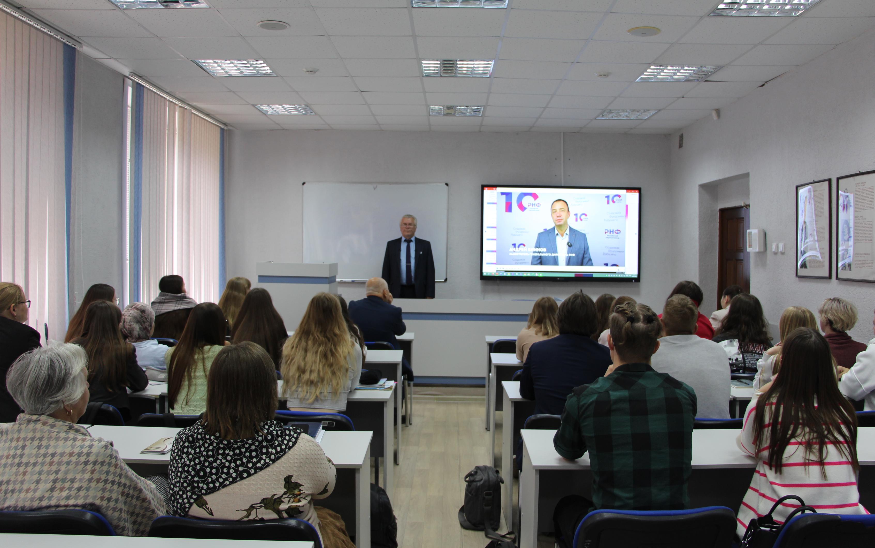 ФОТО к новости: Преподаватель НГПУ рассказал о своих исследованиях в рамках гранта РНФ
