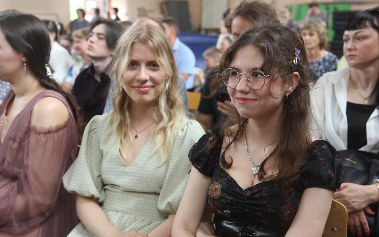 ФОТО к новости: 35 дипломов с отличием: выпускники Института искусств получили документы о высшем образовании