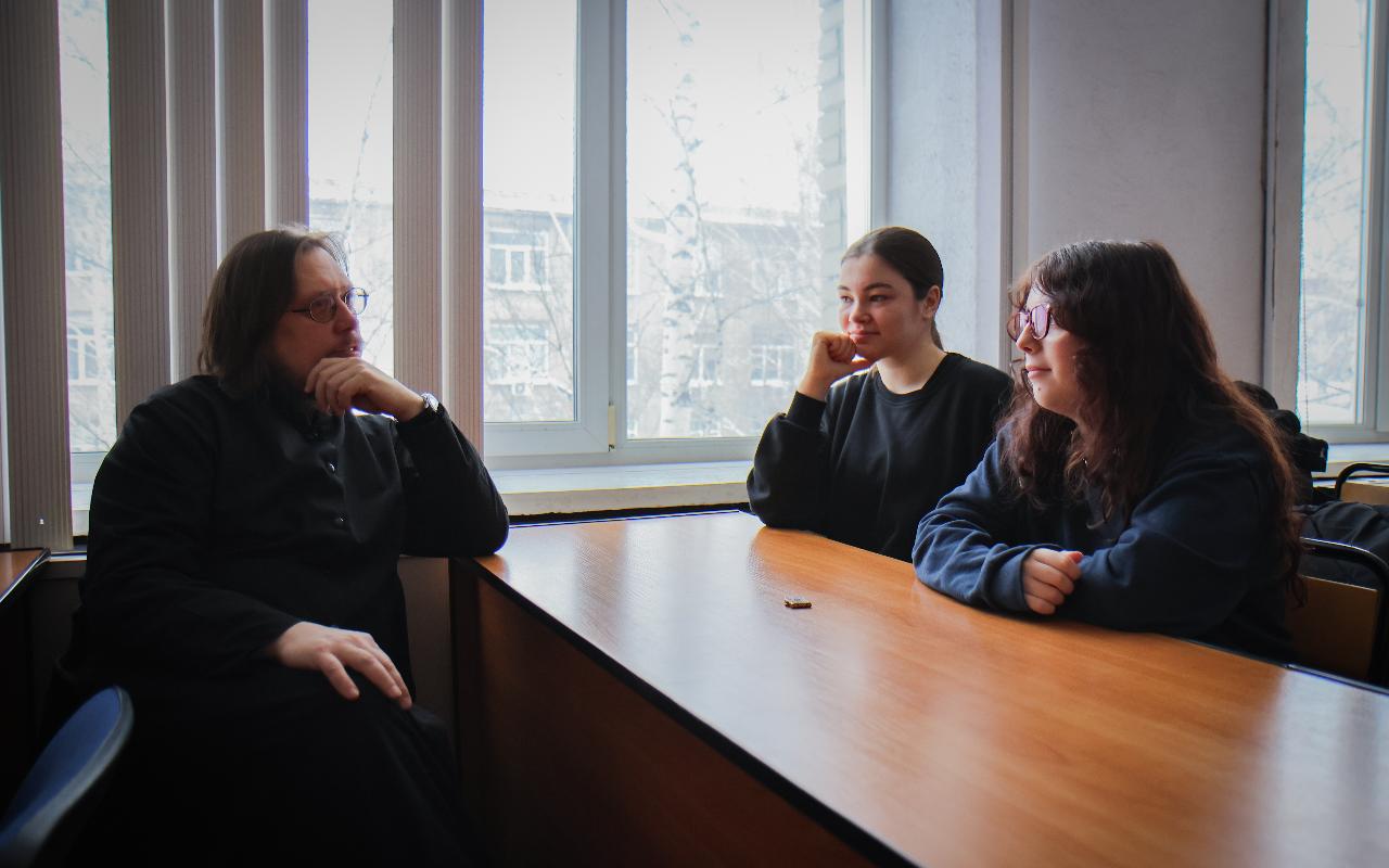 «Традиционные ценности – основа российского общества и государства»: в НГПУ продолжается просветительский проект Новосибирской православной духовной семинарии