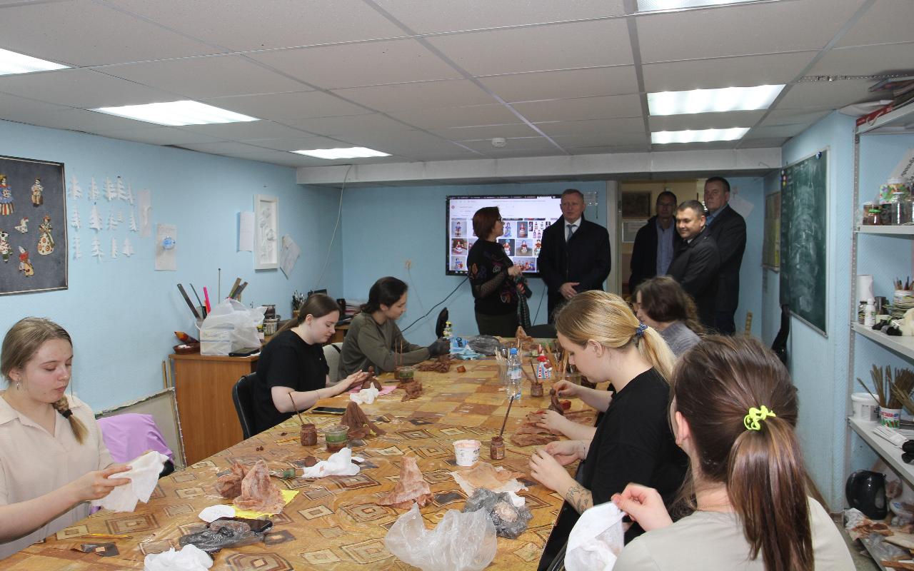 ФОТО к новости: Территория творческих возможностей: и.о. ректора Сергей Нелюбов познакомился с работой ИКиМП НГПУ