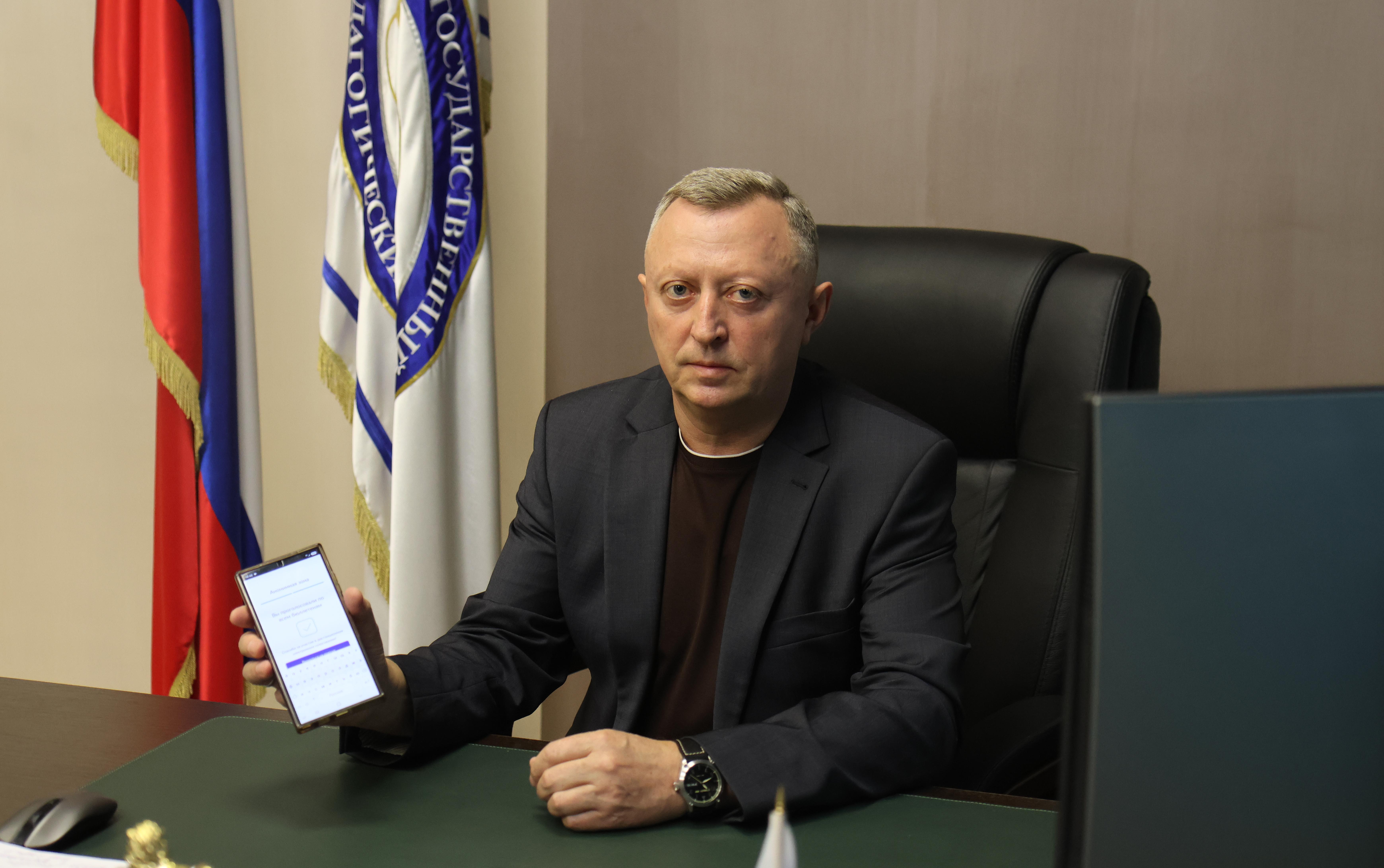 ФОТО к новости: Ректор НГПУ Сергей Александрович Нелюбов проголосовал через систему ДЭГ