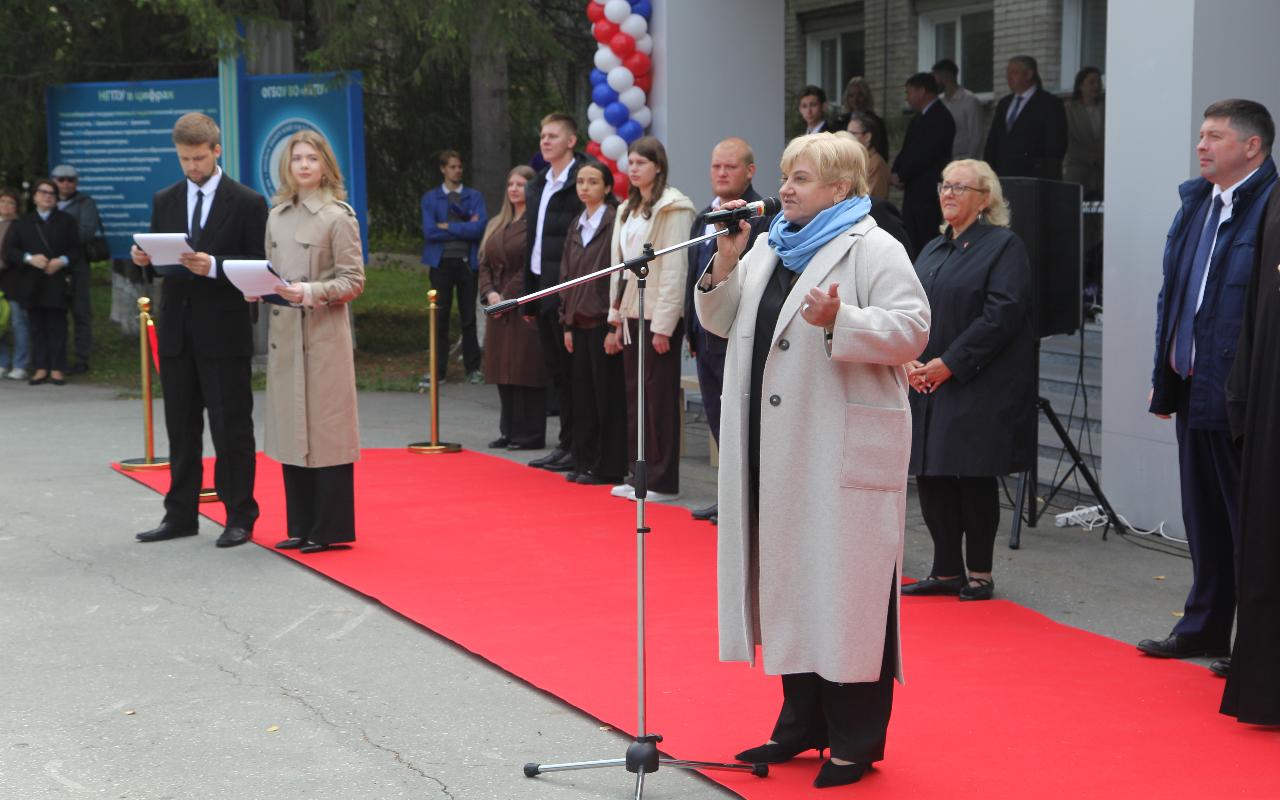 ФОТО к новости: Ректор Сергей Нелюбов поздравил более 3 тысяч первокурсников с поступлением в НГПУ