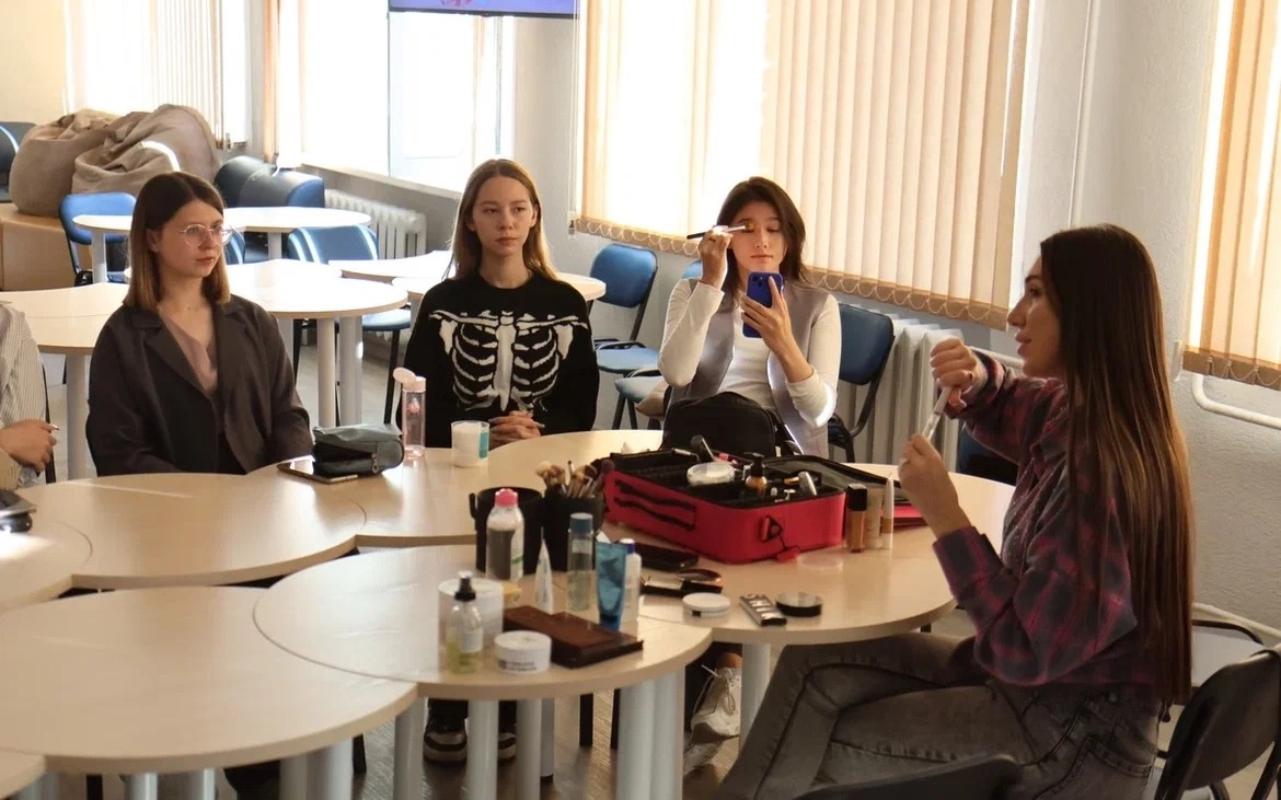 ФОТО к новости: Проект «Имидж современного педагога» в НГПУ продолжается: мастер-классы помогают студентам раскрыть профессиональные таланты