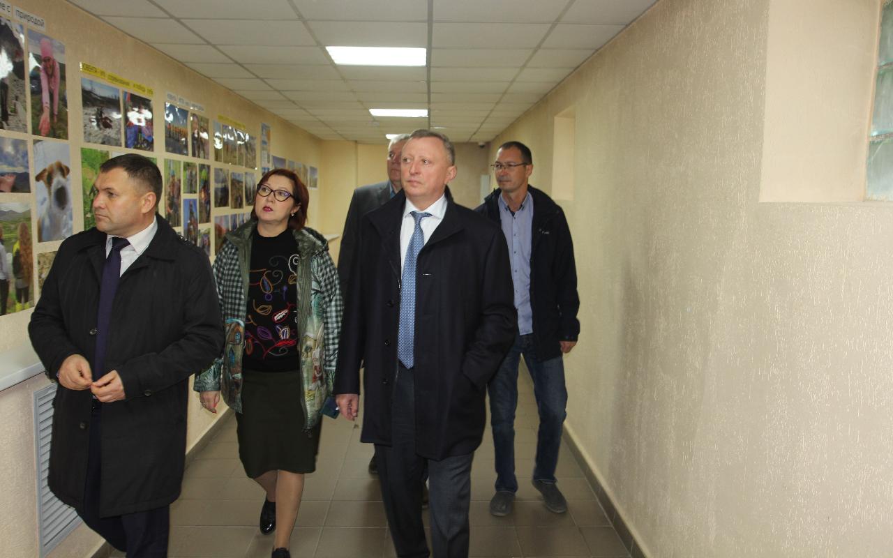 ФОТО к новости: Территория творческих возможностей: и.о. ректора Сергей Нелюбов познакомился с работой ИКиМП НГПУ