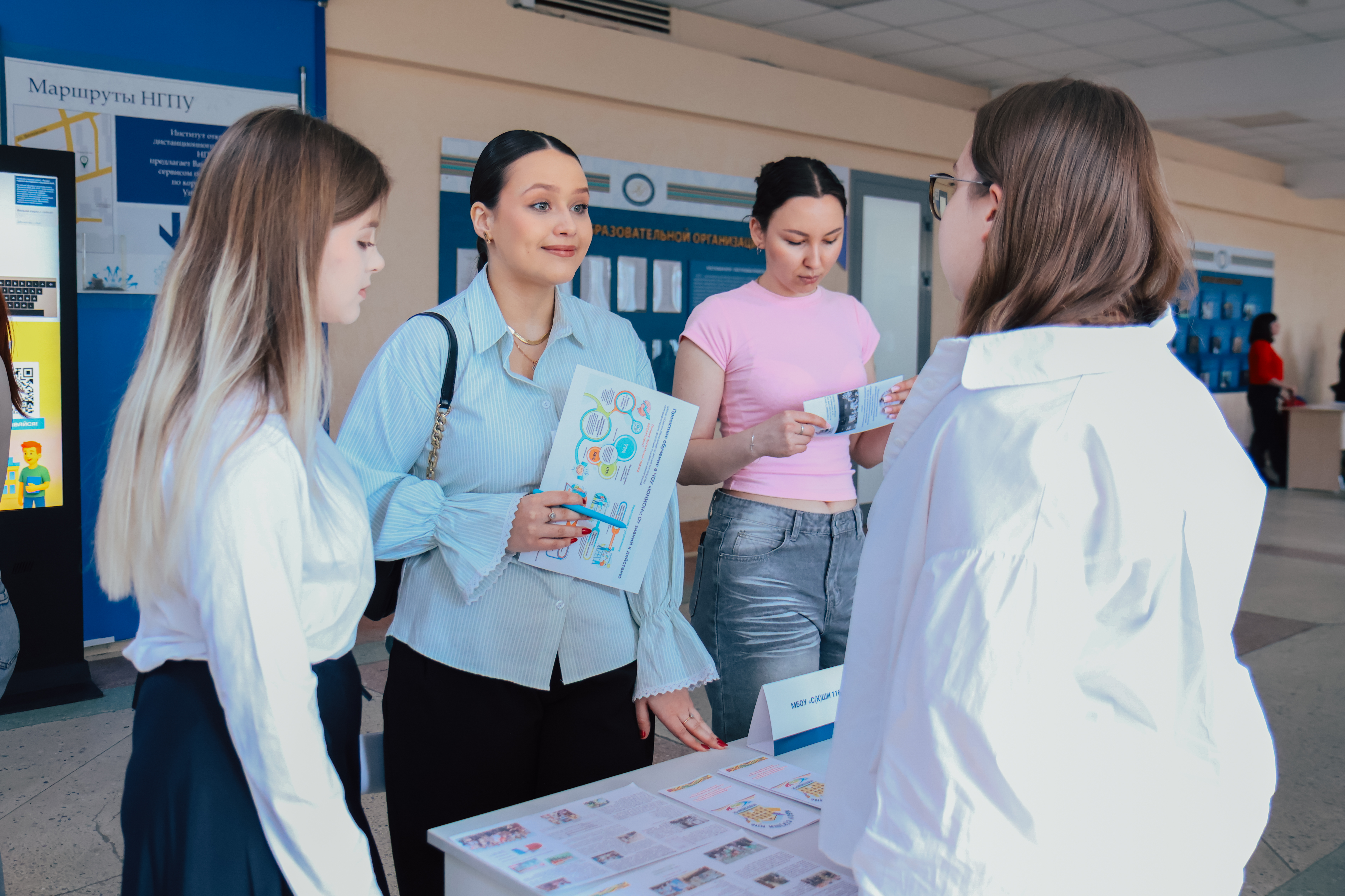 ФОТО к новости: Работодатели и будущие учителя встретились в НГПУ на Дне работодателя