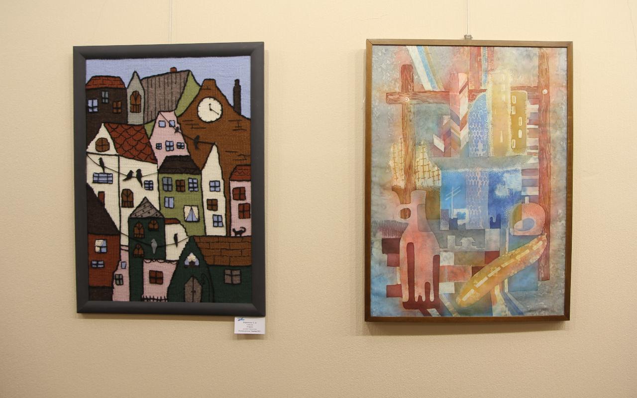 ФОТО к новости: Лучи творческого солнца: в Новосибирске открылась выставка к 30-летию кафедры  ДПИ НГПУ 