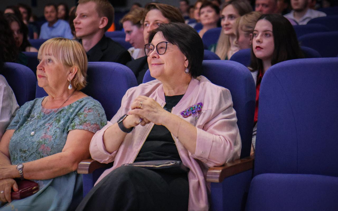 ФОТО к новости: «Вы — будущее России»: в НГПУ состоялось вручение дипломов выпускникам Института истории, гуманитарного и социального образования