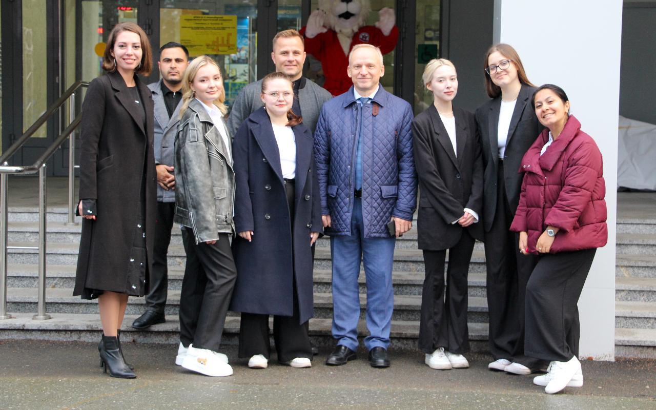 ФОТО к новости: На площади НГПУ отметили «День соседей»