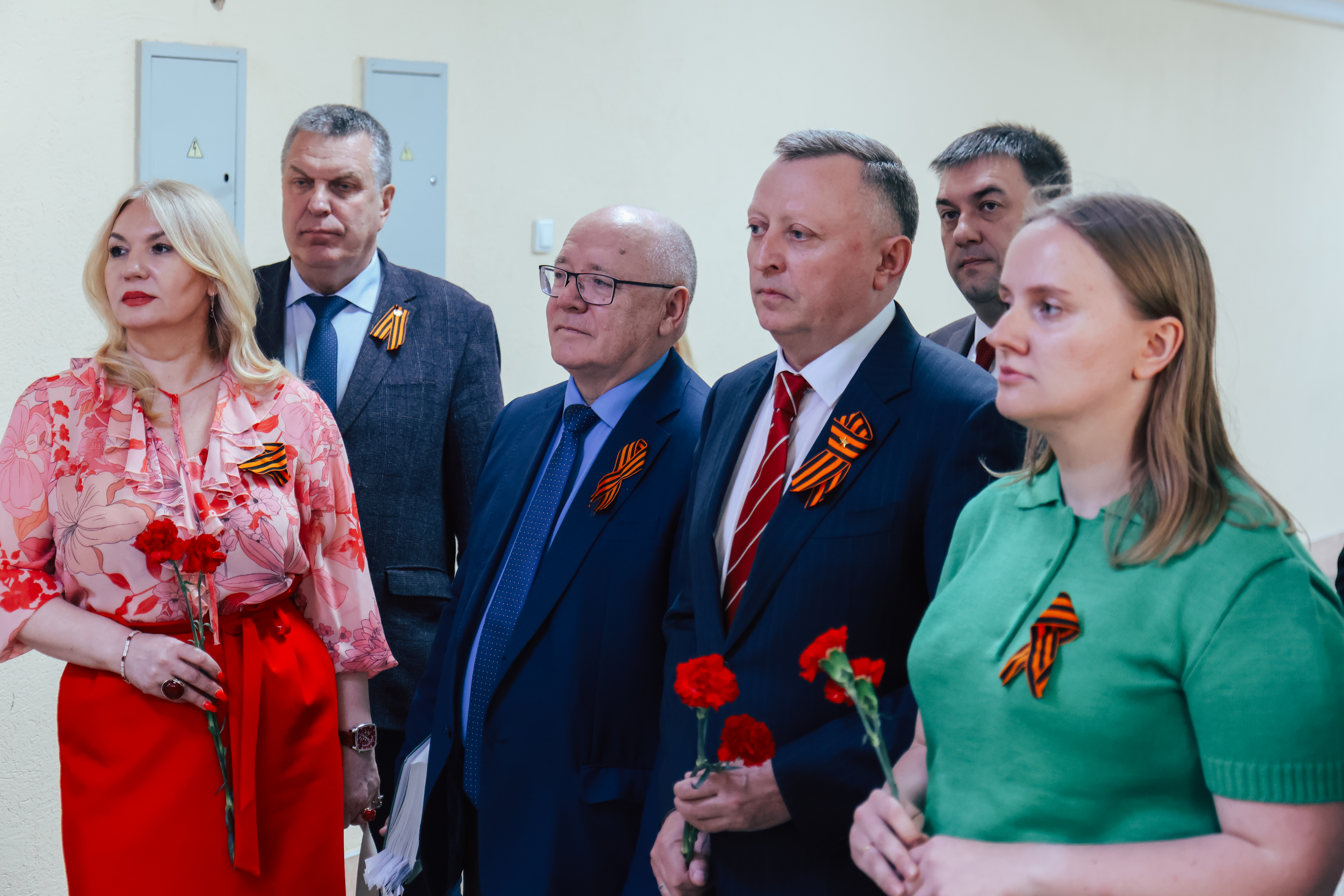 ФОТО к новости: День Победы в НГПУ: возложение цветов к мемориалу – традиция уважения и признательности