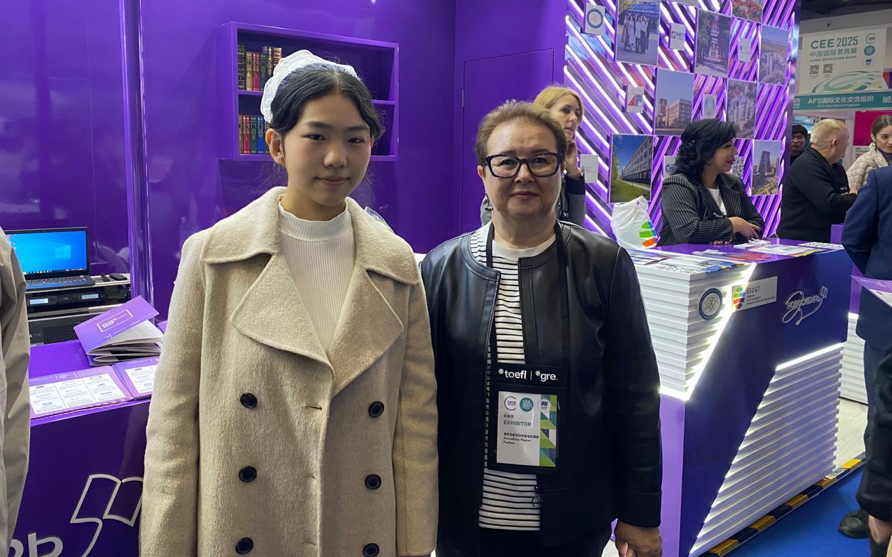 ФОТО к новости: И.о. ректора НГПУ Сергей Нелюбов принимает участие в работе международной образовательной выставки в КНР