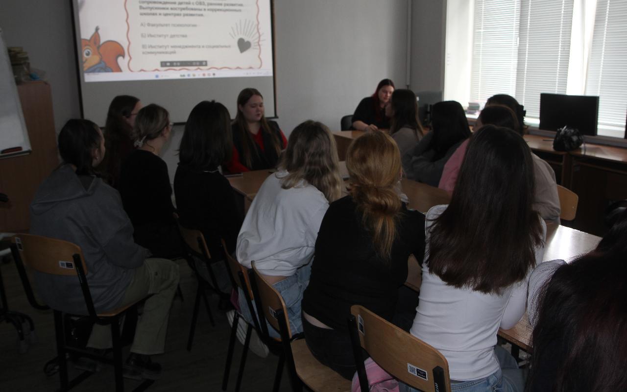 ФОТО к новости: Эксперт НГПУ Наталья Дутова: трудности детей-билингвов с усвоением русской терминологии — не проблема, а скрытый ресурс