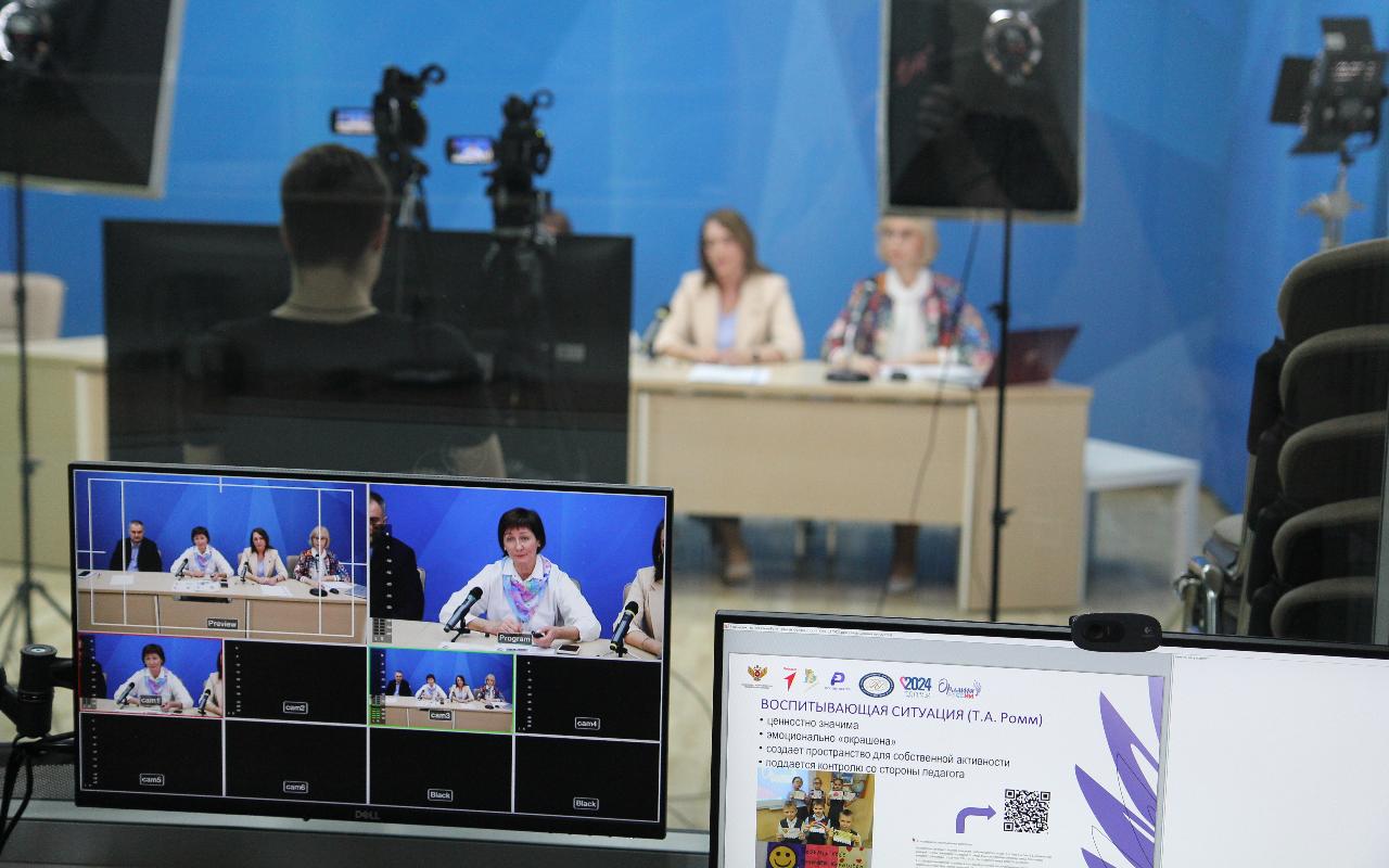ФОТО к новости: Летят выше всех: НГПУ провел конференцию по проекту «Орлята России» 