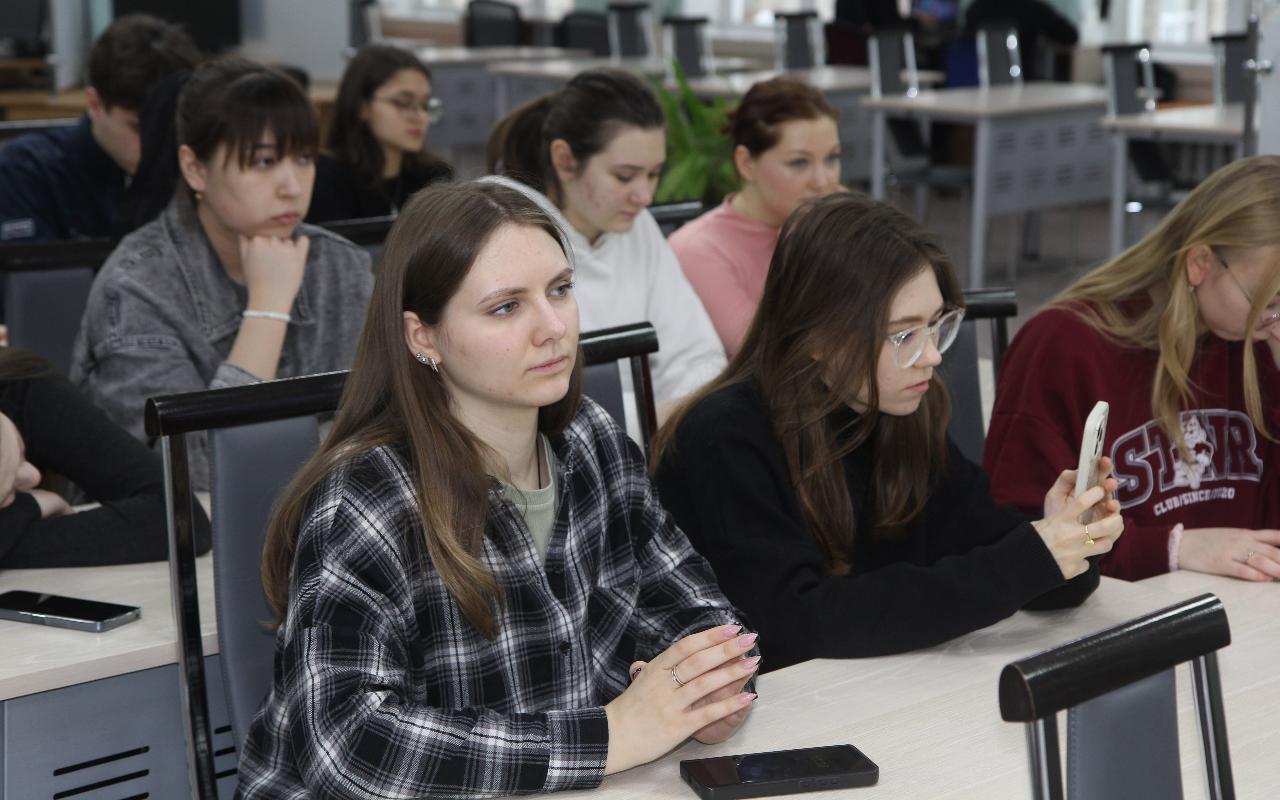 ФОТО к новости: «Чувство справедливости заложено у вас в крови»: ветераны органов внутренних дел Новосибирской и Кемеровской областей встретились со студентами НГПУ