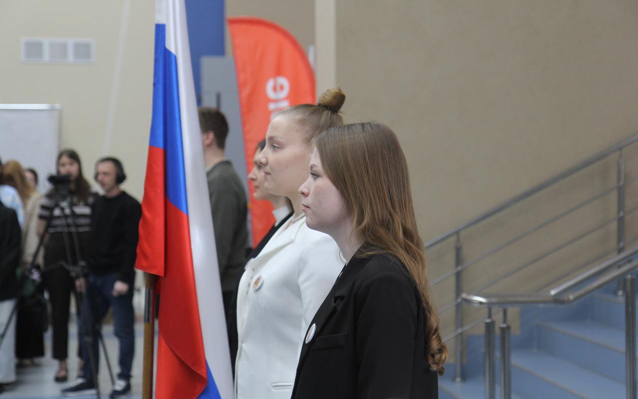 ФОТО к новости: Тот, кто вдохновляет и поддерживает: на торжественной линейке в НГПУ вспомнили о наставниках