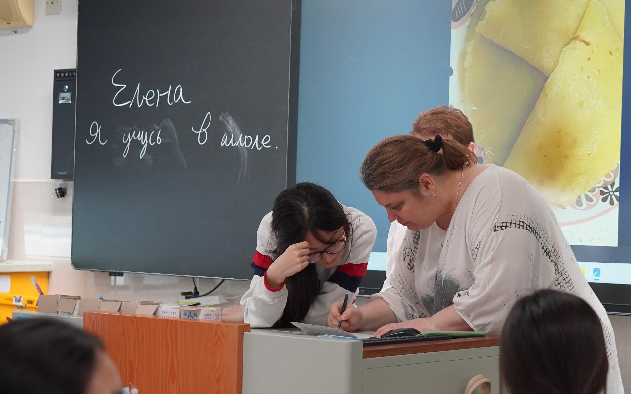 ФОТО к новости: Поддержка будущих поступающих: делегация НГПУ посетила школу иностранных языков в Китае в преддверии гаокао