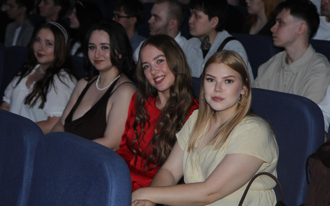 ФОТО к новости: «Диплом – это ключ в ваших руках»: выпускники ИМиСК НГПУ получили документы о получении высшего образования