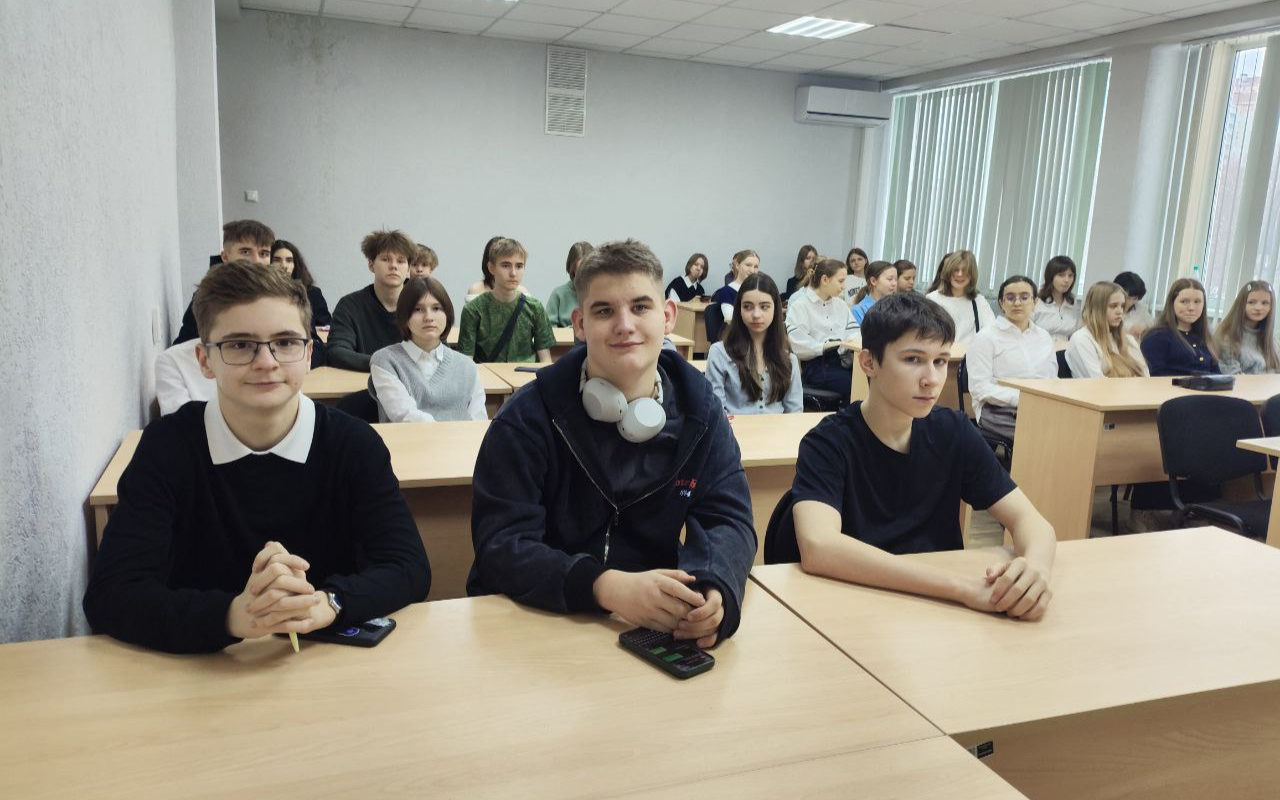 ФОТО к новости: В ИФиМ НГПУ прошла встреча со школьниками медиаклассов Новосибирска