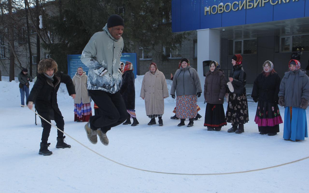 ФОТО к новости: Праздничный поезд и хороводы: в НГПУ встретили Масленицу