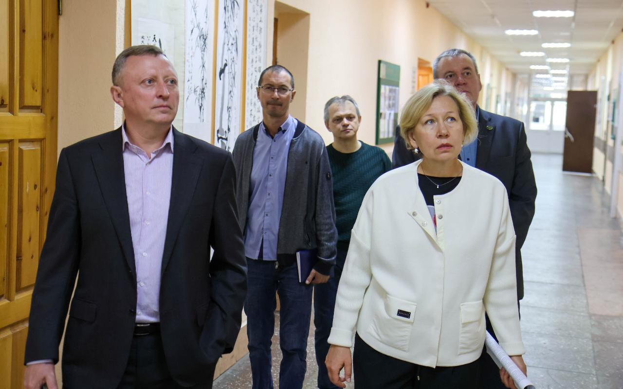 ФОТО к новости: В школе каждый день не похож на предыдущий: и. о. ректора НГПУ Сергей Нелюбов пообщался с будущими историками