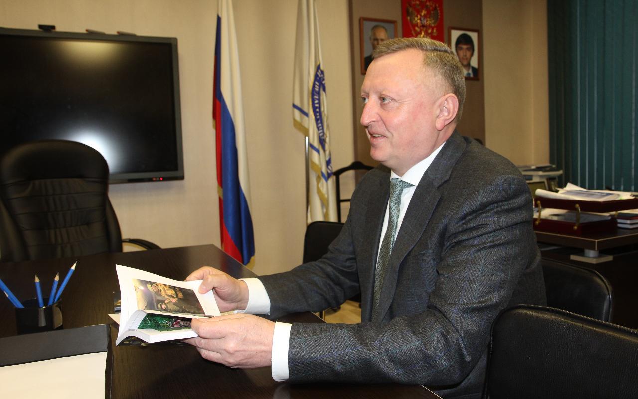 ФОТО к новости: «О чём писал поэт, я вижу своими глазами»: и.о. ректора НГПУ встретился с финалистом Всероссийского конкурса осмысленного чтения – участником СВО, выпускником университета