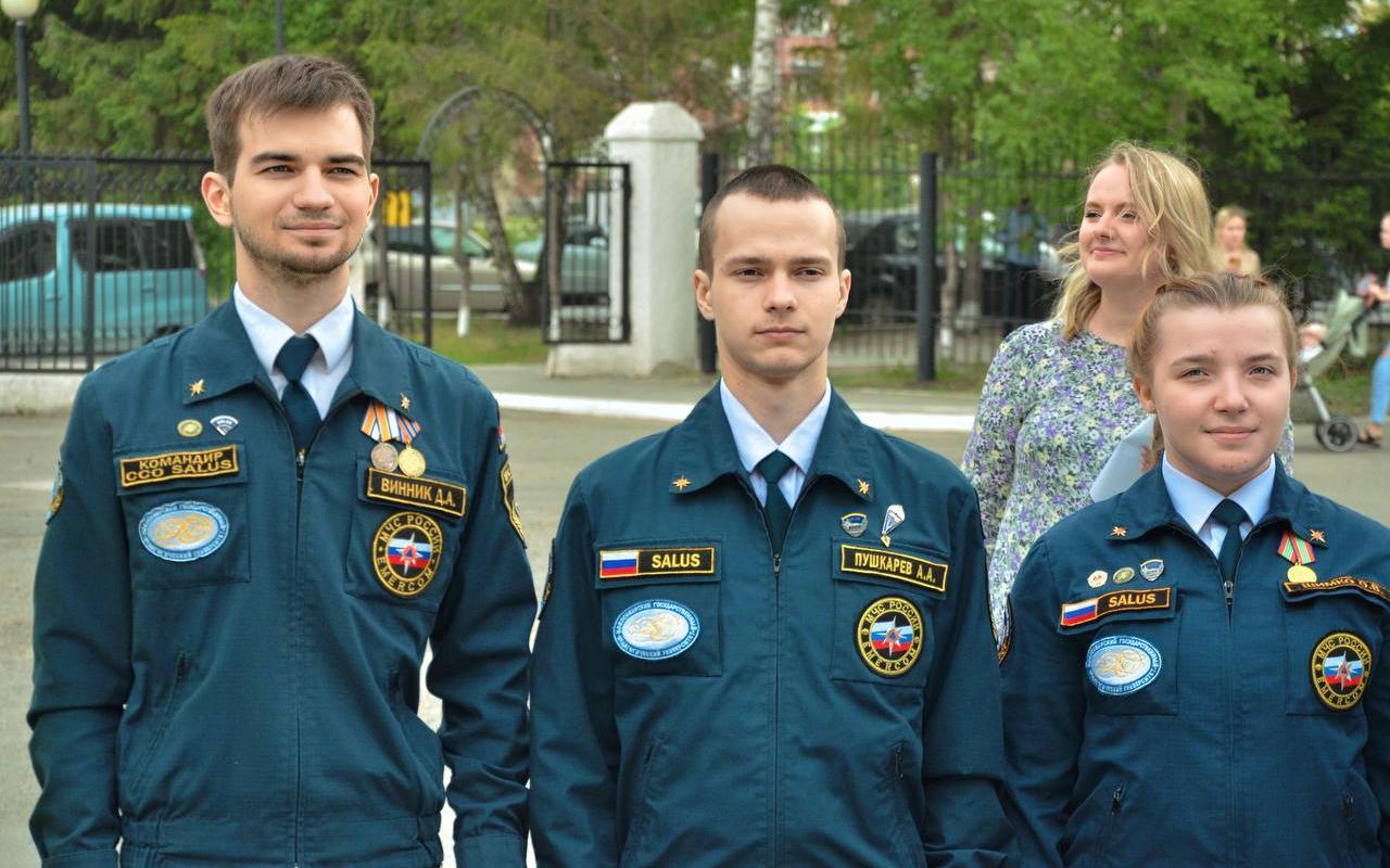 ФОТО к новости: Курсанты спасательного отряда НГПУ подняли государственный флаг в честь Дня России