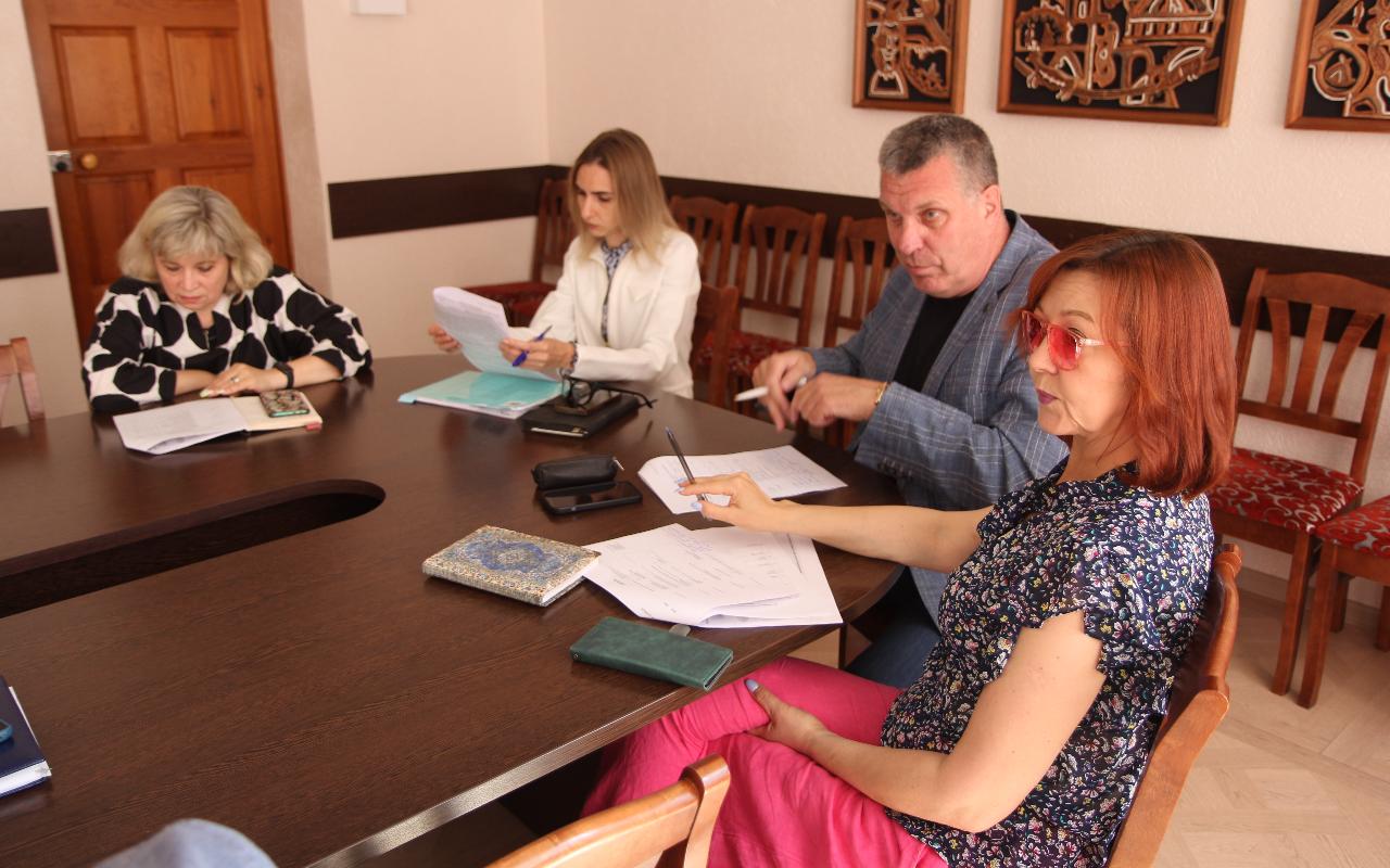 ФОТО к новости: И.о. ректора НГПУ Сергей Нелюбов: «Горячая линия – актуальный механизм решения кадровых вопросов в педагогической сфере региона»