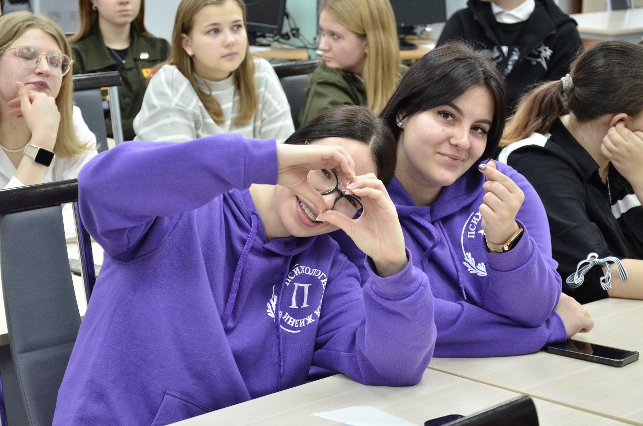 ФОТО к новости: «Диалог на равных»: Студенты НГПУ встретились с руководителем департамента молодёжной политики Новосибирской области