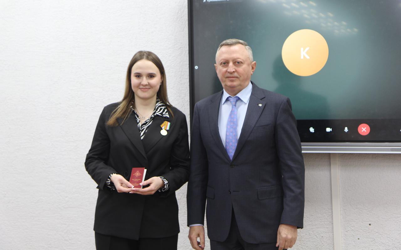 ФОТО к новости: Благодарственное письмо министра и три медали: и.о. ректора НГПУ вручил награды студентам