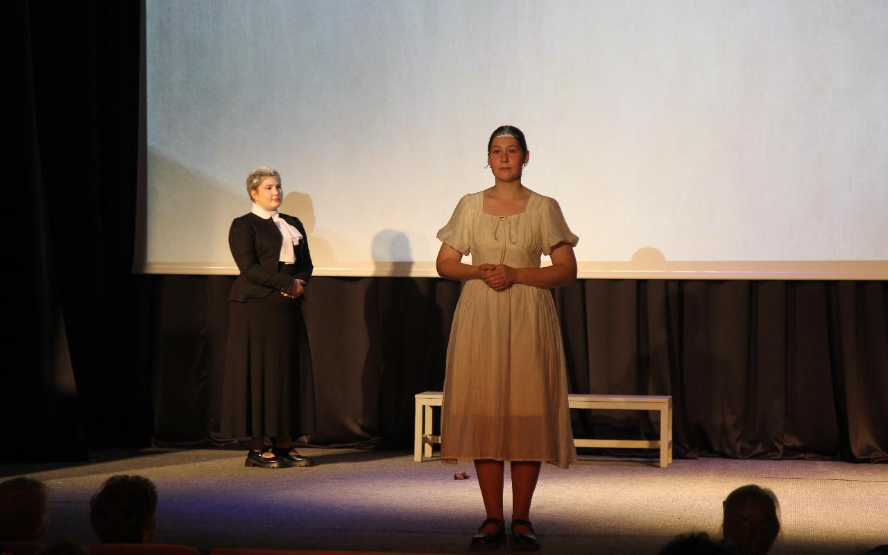 ФОТО к новости: Как оживить «Девочку с персиками»: студенты НГПУ поставили театрализованную программу в художественном музее