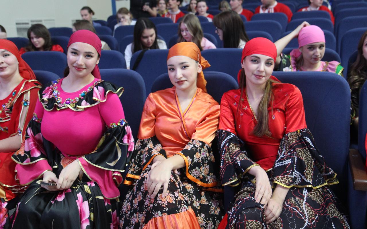 ФОТО к новости: Мир, согласие, единство – самое важное для России!