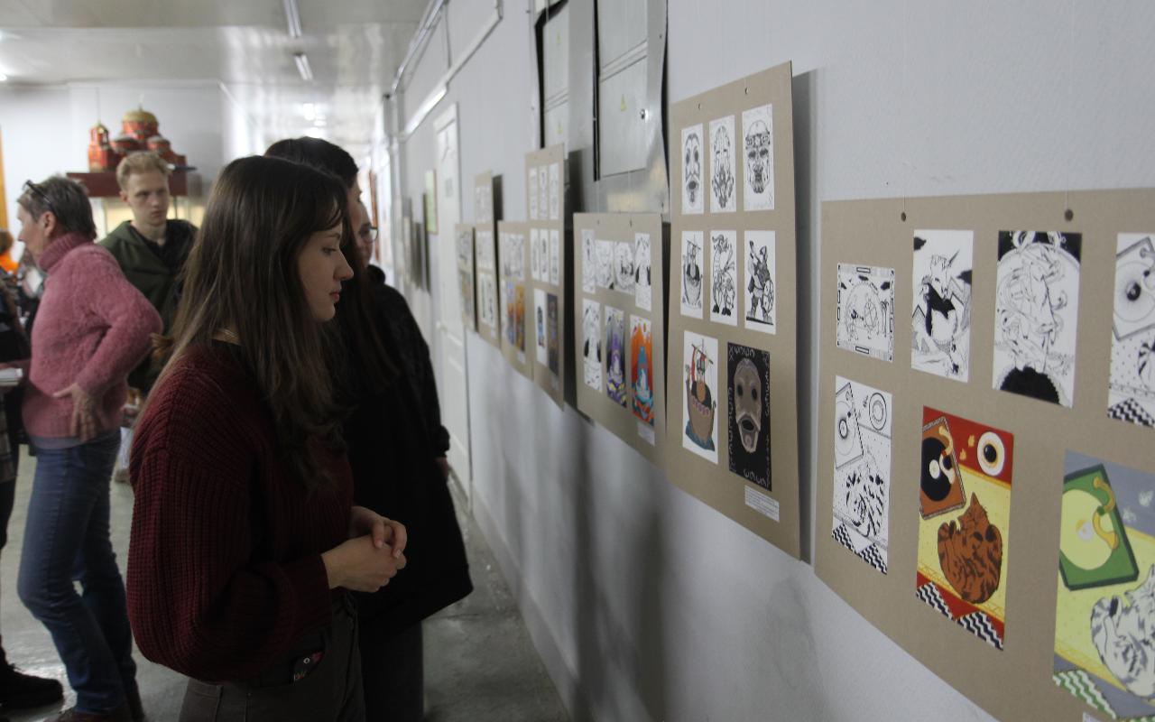 ФОТО к новости: Языком пэчворка и папье-маше: кафедра декоративно-прикладного искусства НГПУ проводит новую выставку