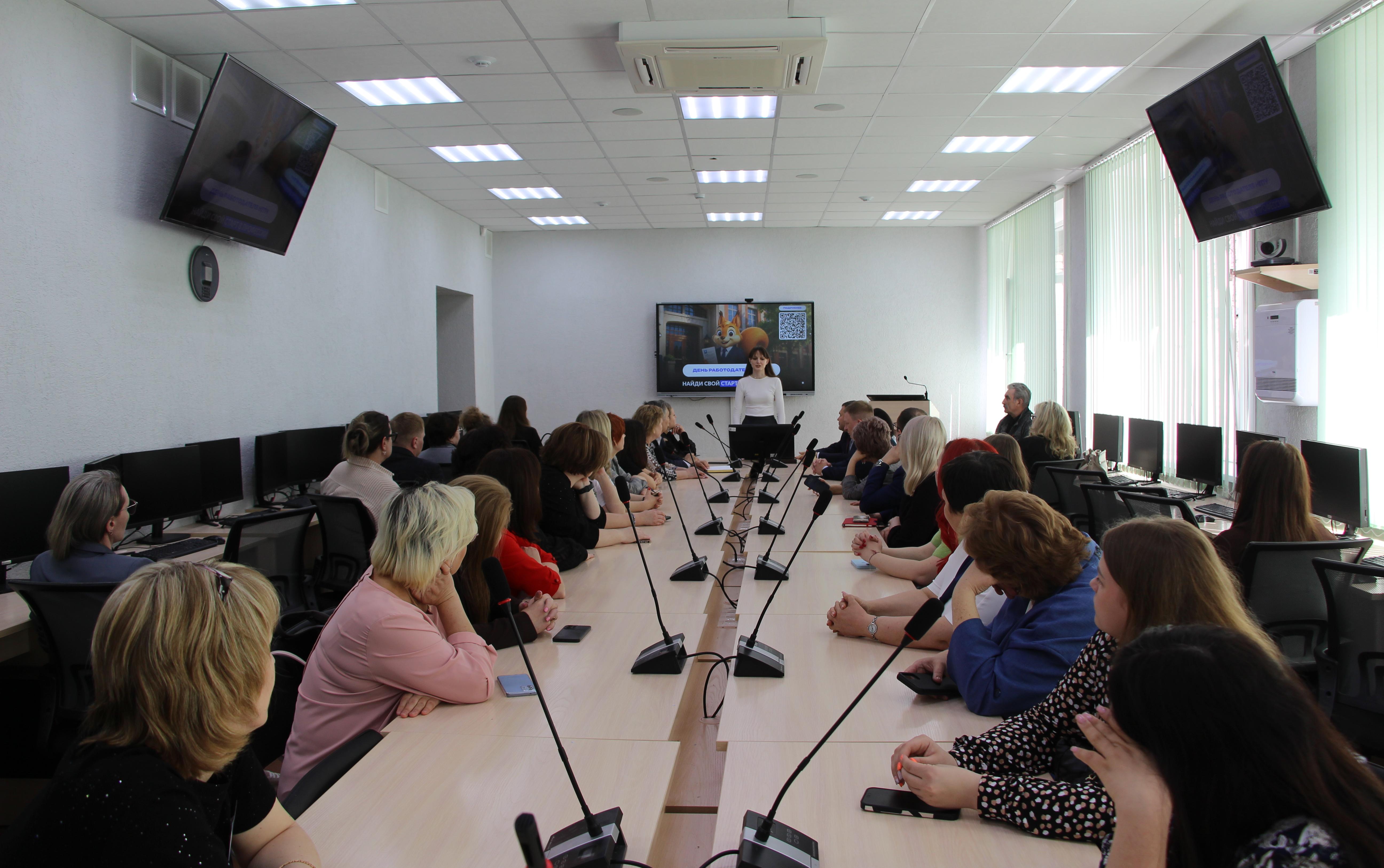 ФОТО к новости: Работодатели и будущие учителя встретились в НГПУ на Дне работодателя