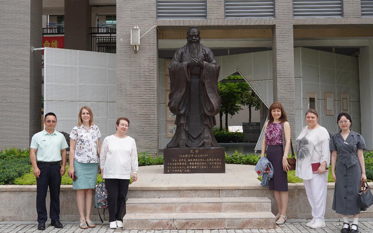 ФОТО к новости: Поддержка будущих поступающих: делегация НГПУ посетила школу иностранных языков в Китае в преддверии гаокао