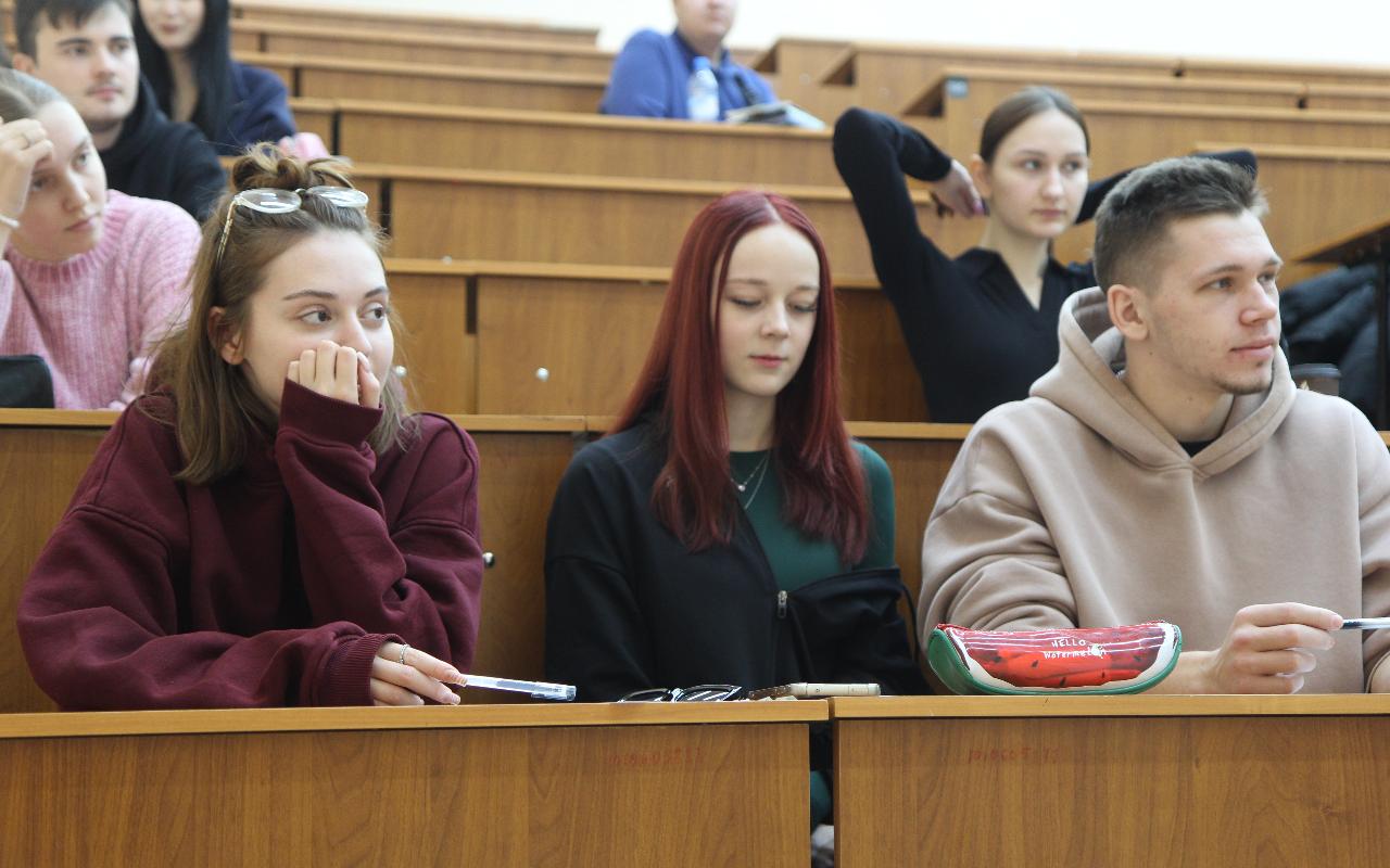 ФОТО к новости: И песни, и игры: студенты НГПУ погружаются в тонкости вожатской профессии