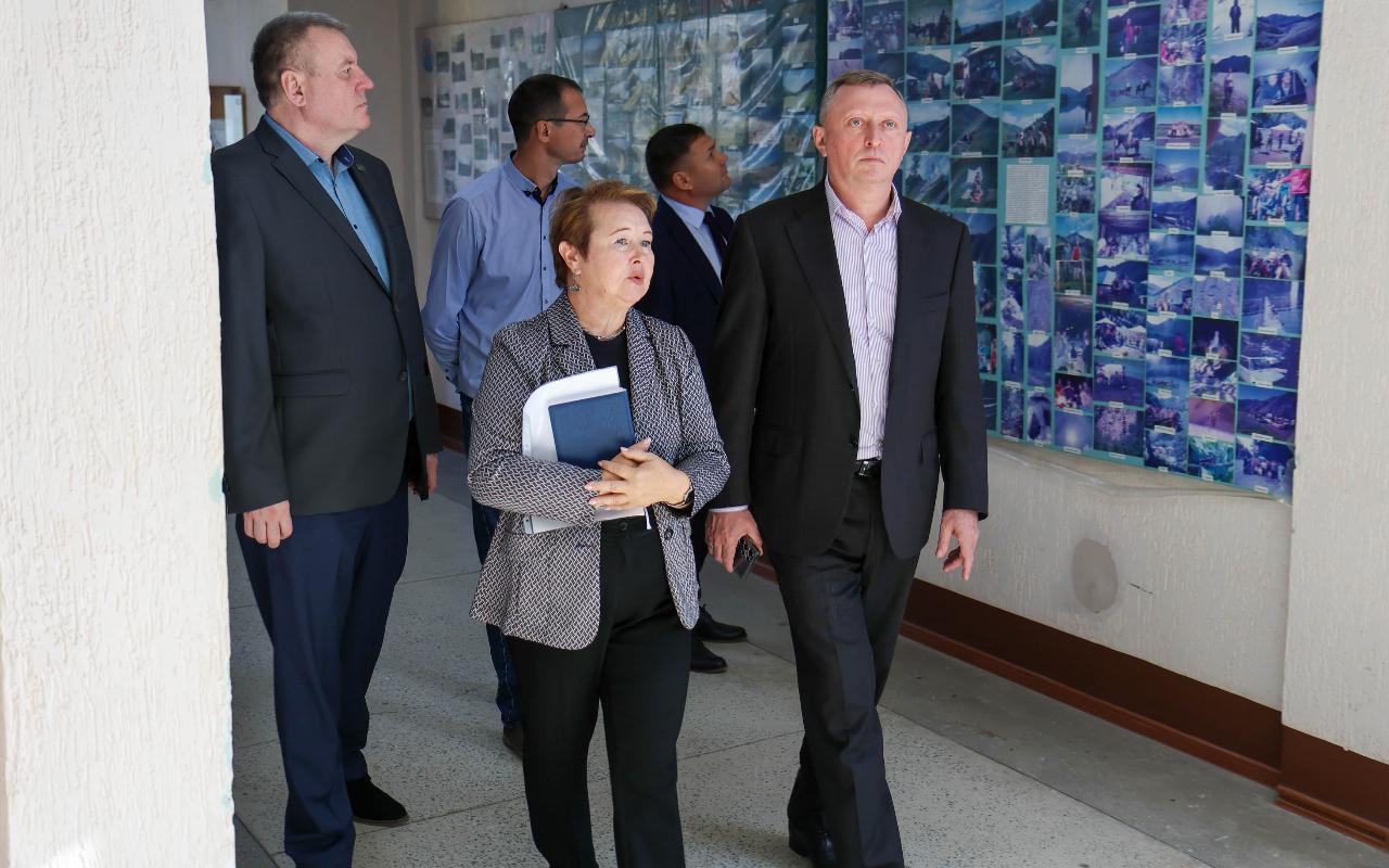 ФОТО к новости: В школе каждый день не похож на предыдущий: и. о. ректора НГПУ Сергей Нелюбов пообщался с будущими историками