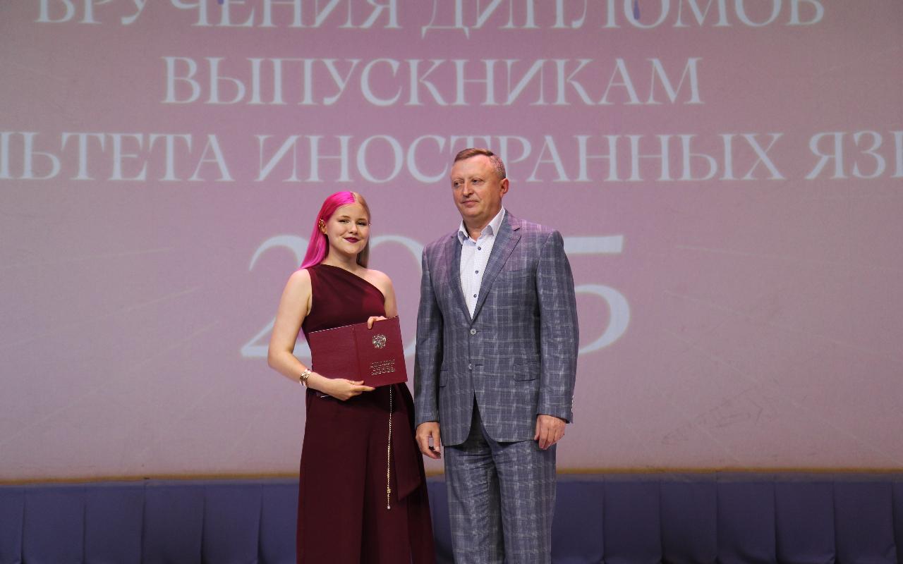 Золотой фонд России: выпускники факультета иностранных языков НГПУ получили дипломы