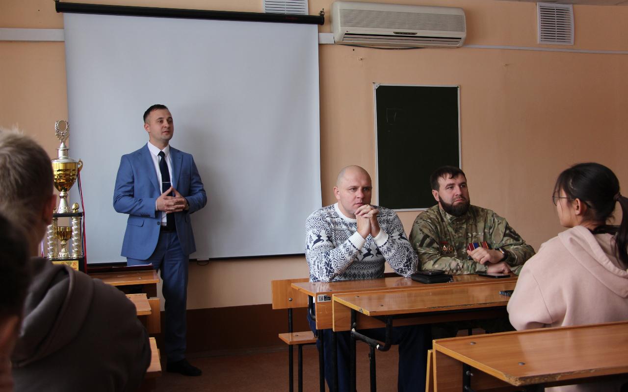 ФОТО к новости: Герои среди нас: как прошел кураторский час на факультете физической культуры НГПУ