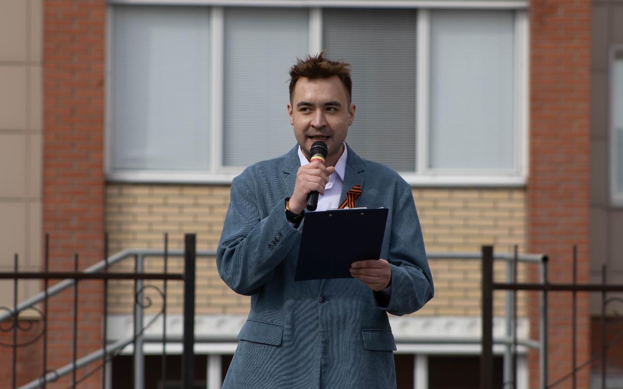 ФОТО к новости: «Наша задача — не только помнить, но и передавать»: студенты НГПУ присоединились к акции «Двор поёт „Катюшу“» 