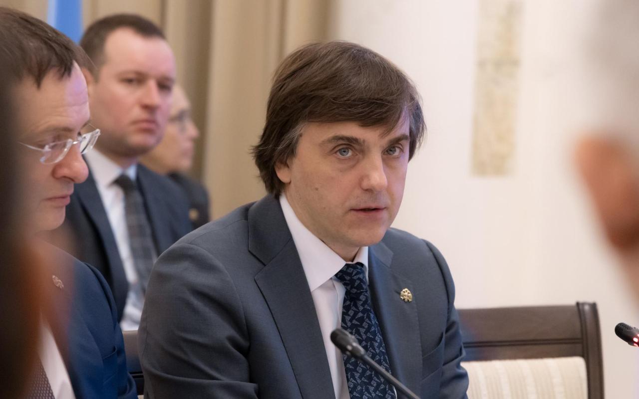 ФОТО к новости: Сергей Кравцов: «Число уроков, посвященных Великой Отечественной войне, в 10 классе увеличили в три раза»