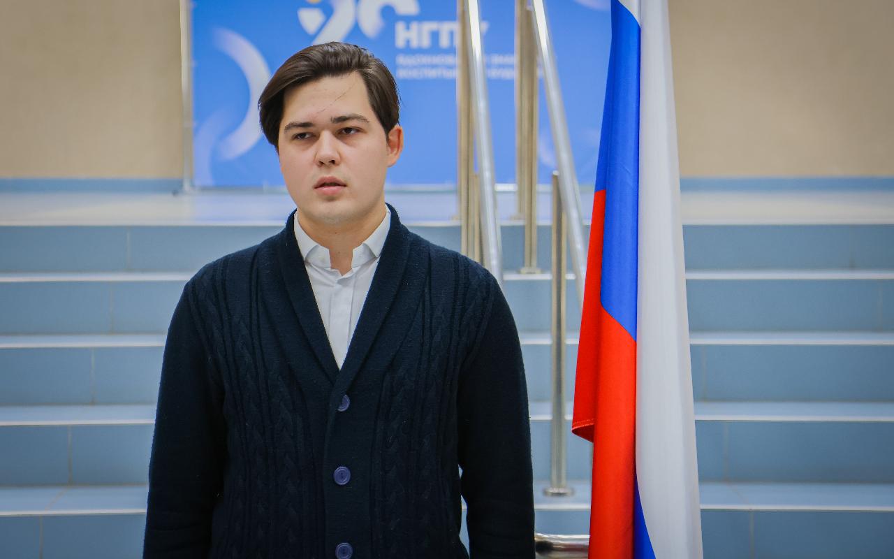 ФОТО к новости: В НГПУ состоялось торжественное поднятие флага Российской Федерации