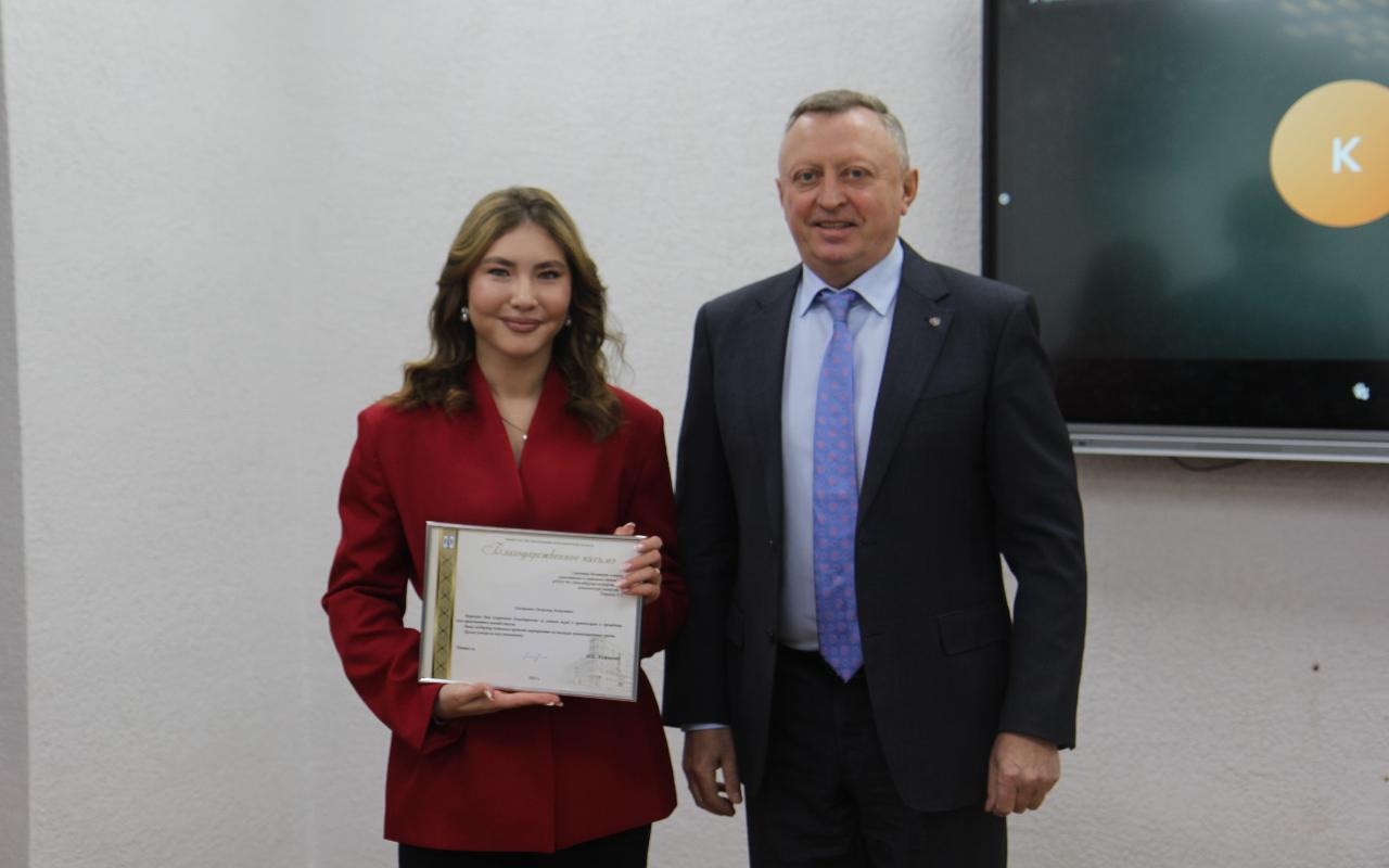 ФОТО к новости: Благодарственное письмо министра и три медали: и.о. ректора НГПУ вручил награды студентам