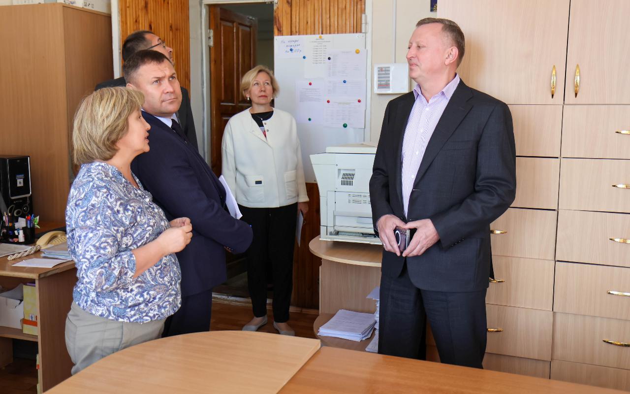 ФОТО к новости: В школе каждый день не похож на предыдущий: и. о. ректора НГПУ Сергей Нелюбов пообщался с будущими историками