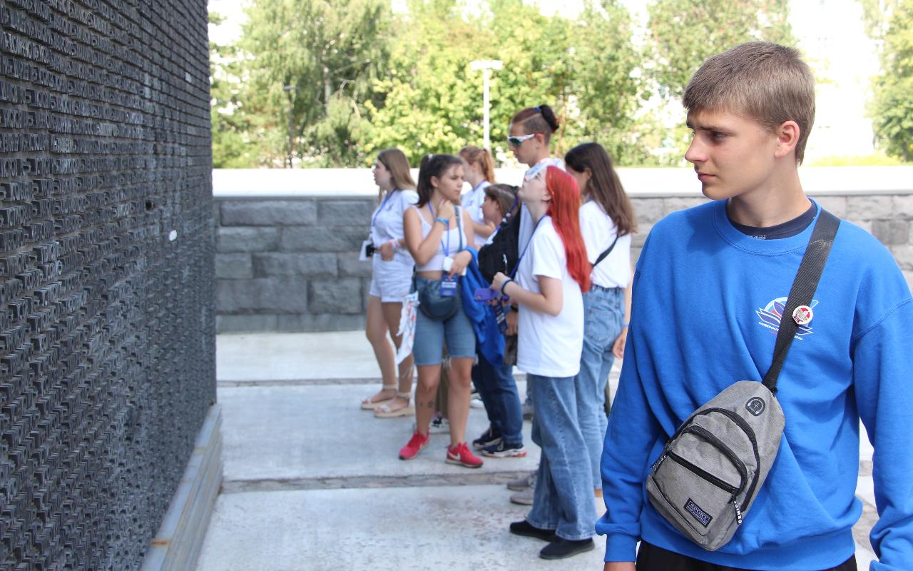 ФОТО к новости: Путешествие по улицам Новосибирска для детей из ЛНР