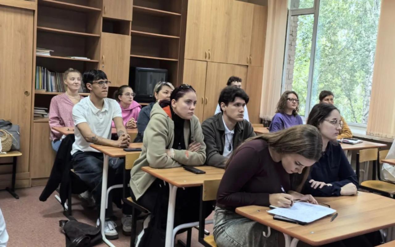 ФОТО к новости: Искусственный интеллект - в помощь молодому исследователю: в ИФМИТО НГПУ прошел мастер-класс по использованию ИИ в науке