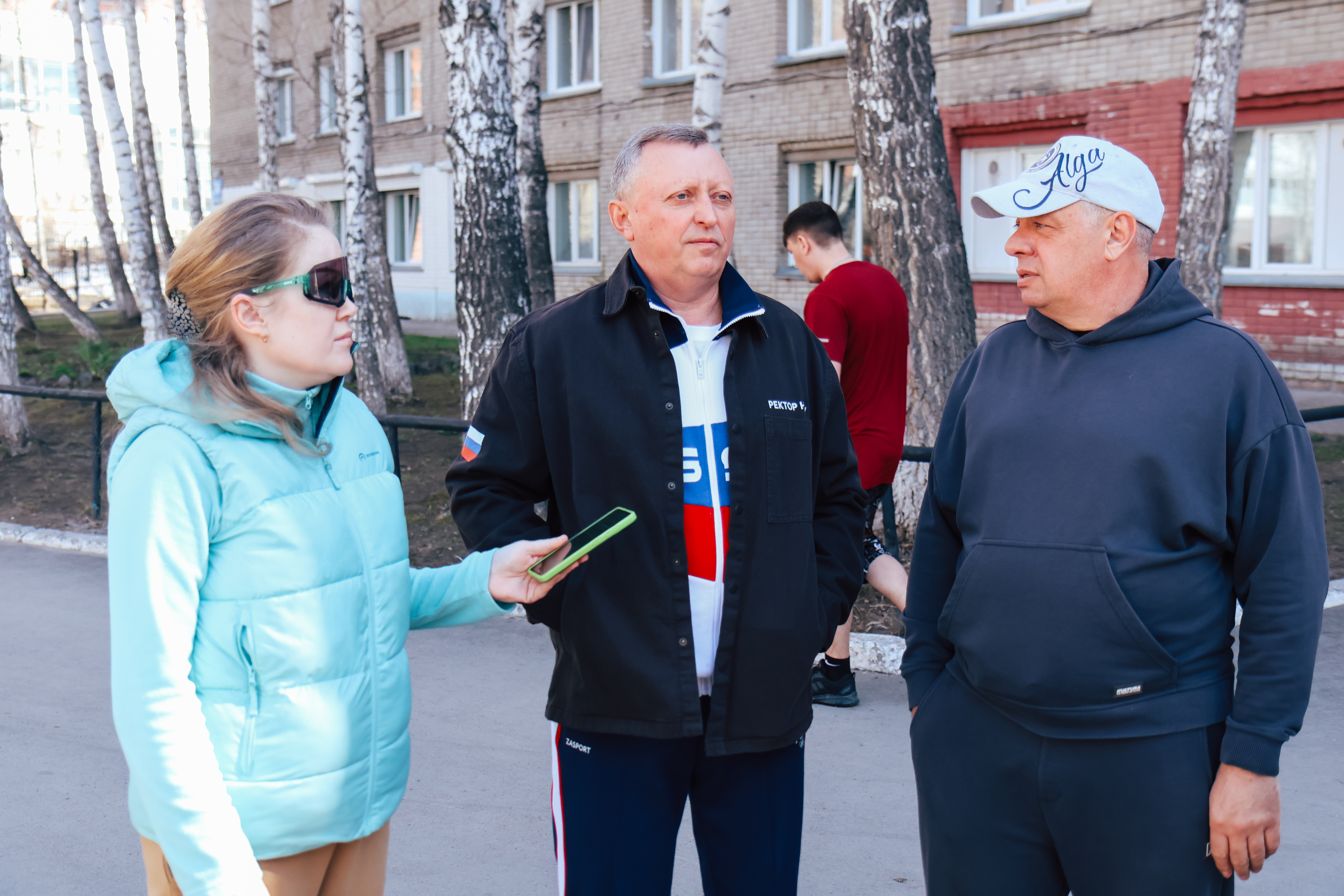 ФОТО к новости: В НГПУ впервые прошел масштабный общеуниверситетский субботник