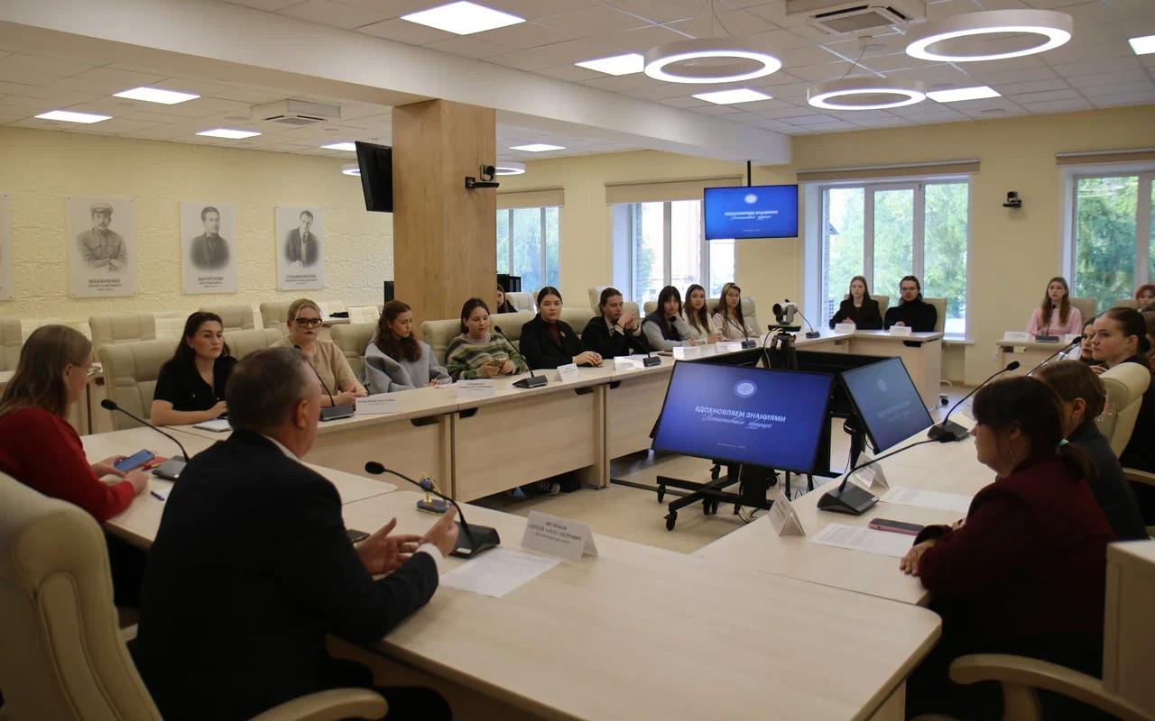 ФОТО к новости: «Очень важна обратная связь»: ректор НГПУ встретился со студентами