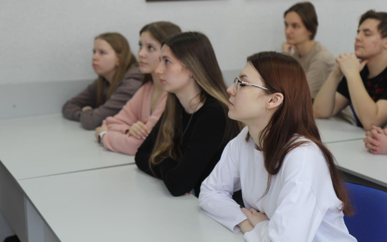 ФОТО к новости: «Не стойте на месте и двигайтесь к цели»: ветеран ФСБ встретился со студентами НГПУ